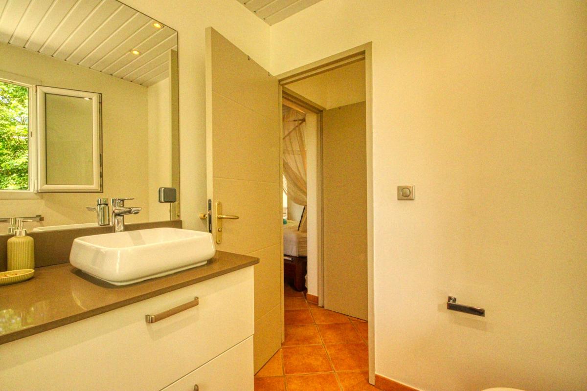 24Location villa piscine le diamant martinique_la salle d eau chambre 1